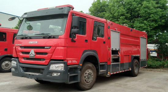 重汽豪沃8噸水罐消防車